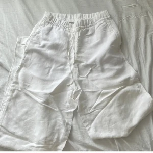 Linnebyxor  - Tryck inte på köp nu!!!🙏  Fina oanvända linnebyxor 🥰🥰 kontakta mig om du är intresserad av att köpa eller vill ha fler bilder. Publicerar på nytt pga strul med förra annonsen!!💛- OM DET INTE STÅR SÅLD FINNS DE KVAR!!