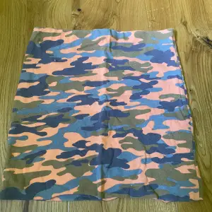 Snygg camouflage minikjol. Storlek XS/S. Supersnygg nu till sommaren. Tror den är köpt på Forever 21. Dubbelt tyg så inte genomskinlig! Finns en likadan grön på i profil