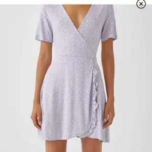 Säljer denna klänning då den intw används  längre. Jätte bra  skick på klänningen! Köpt för ca 3 år sedan 