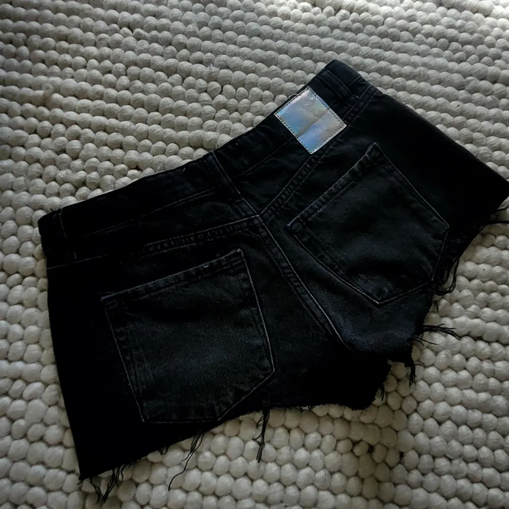 Jätte fina lågmidjade svarta shorts från zara. Älskar de men de har tyvörr blivit för små.. Shorts.