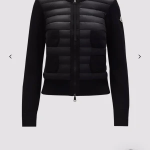 Moncler cardigan  - Söker en svart eller marin blå Moncler cardigan i xs/s så kontakta om ni säljer.