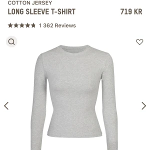 Skims tröja - Superfin långärmad topp från märket Skims i cotton Jersey materialet & färgen light heather grey🤍 Tyvärr kommer toppen inte till användning för mig och den är därför i nyskick & aldrig använd. Strl S, men den är väldigt stretchig så passar XS-M🤍