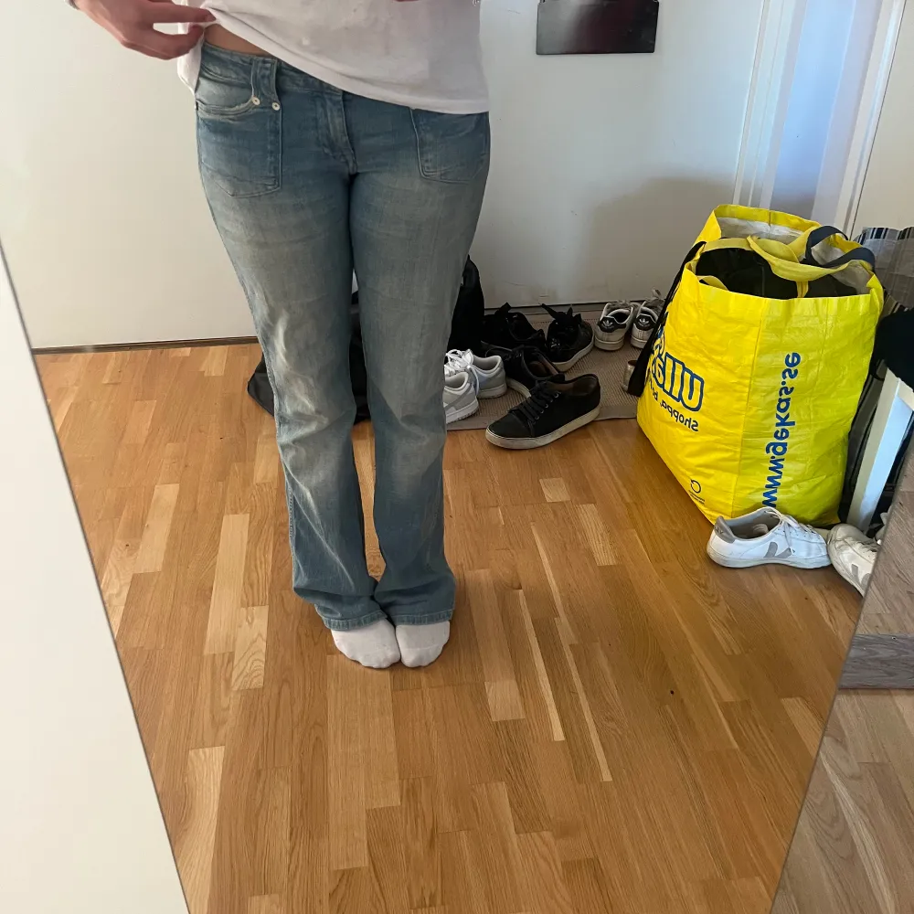 Jättefina bootcut jeans från wrangler, säljer eftersom de inte kommer till användning så ofta💞 Lite nedtrampade men inget man tänker på (se bild 3). Jeans & Byxor.