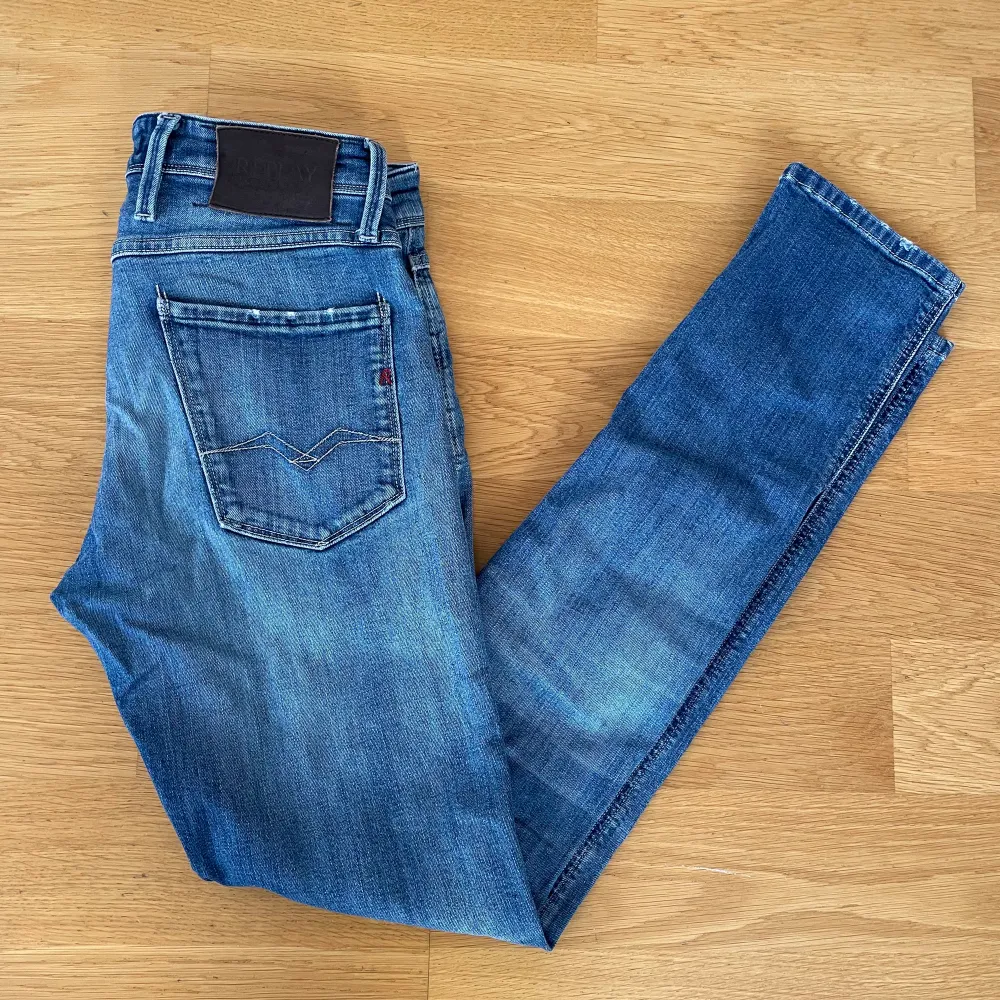 Säljer dessa slim jeans från Replay i modellen anbass. Jeansen är i toppskick och har inga tecken på användning. Det är storlek 29.. Jeans & Byxor.