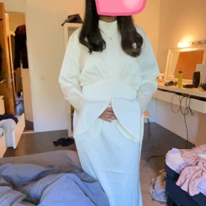 Vit satin klänning - Stl är one size men passar S hon på bilden är S, passar längre tjejer inga defekter alls i nyskick köpt för 900kr