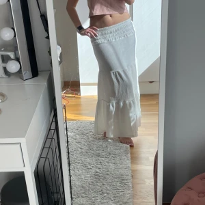Vit långkjol  - Säljer denna superfina långkjol från Young Gina. Den är sparsamt använd och i väldigt bekvämt material. Originalpris är 300kr men jag säljer för 170kr!