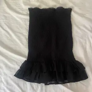 Säljer min kjol från Bikbok som jag köpt förra sommaren knapt använd. Säljer en lika den i lila 