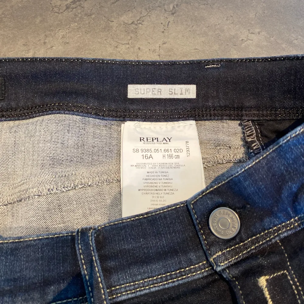 Säljer dessa Replay hyperflex jeans för endast 499kr!🤩| jeansen är i toppskick! | Storleken är 166 men är som 28/32 | skriv vid frågor och funderingar!😁. Jeans & Byxor.