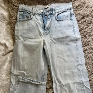 Jeans från Gina Tricot - Säljer då de inte längre kommer till användning då de är för stora för mig. Skriv för fler bilder!!🩵