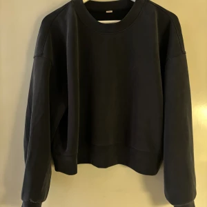 Lululemon tjocktröja - Lululemon tjocktröja i strl 6 motsvarar S/M, mörkgrå, väldigt bra skick 