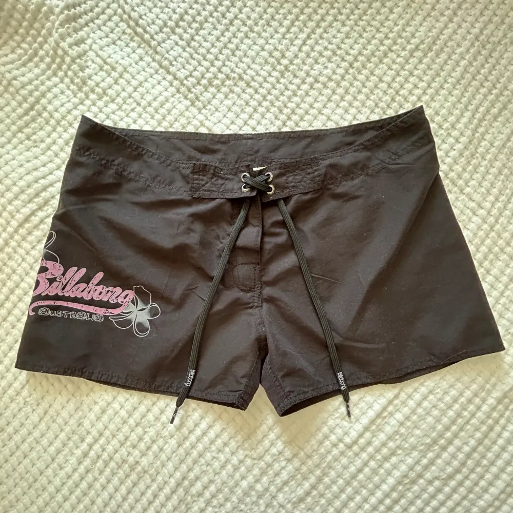 Lågmidjade billabong shorts som passar perfekt till sommaren :) skulle säga att de är lite små i storleken . Shorts.