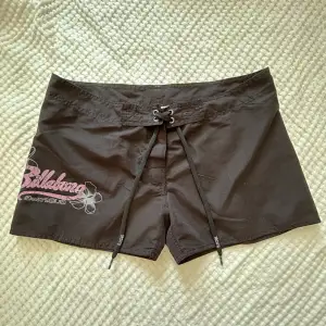 Lågmidjade billabong shorts som passar perfekt till sommaren :) skulle säga att de är lite små i storleken 