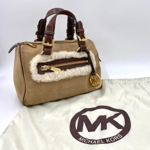 Michael kors väska - Super snygg, äkta vintage Michael kors väska! (Ingår även dustbag) Lite smutsig men det går nog att få bort!