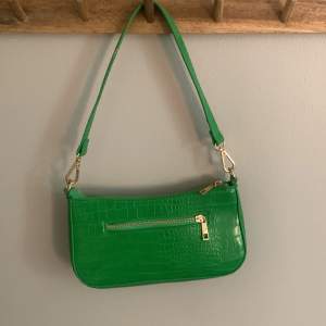 Säljer denna tropiska gröna väska för att den inte kommer till användning. Har tre olika fack.Köpt i Tyskland🤙🤙