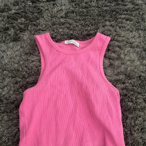 Rosa topp - Säljer denna fina rosa topp perfekt till sommaren!💕 har inga defekter och är köpt utomlands 