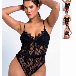 Spets body madlady  - Superfin populär spetsbody från madlady, storlek S. Fint skick. Tyvärr inte min stil längre. Säljer en likadan i syren mörk lila. 