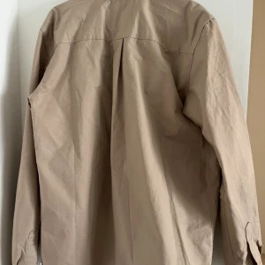 Helt ny skjorta  - Helt ny, aldrig använd skjorta i beige