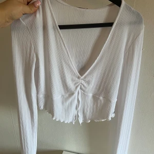 Topp  - Från stradivarius köpt på zalando aldrig använd öppen i mitten skriv privat för bild på lite genomskilnig 