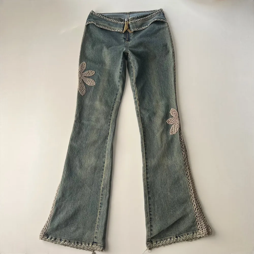 Sjukt coola och unika vintage lågmidjade bootcut jeans med flera detaljer. Midjemått: 76 cm + stretch. Innerbenslängd: 85 cm. Jag är 176 cm 💕. Jeans & Byxor.