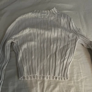 Somrig topp  - Fin topp som är lite kortare, bra skick Om du vill ha fler/bättre bilder så är det bara att skriva ett meddelande så skickar jag gärna!