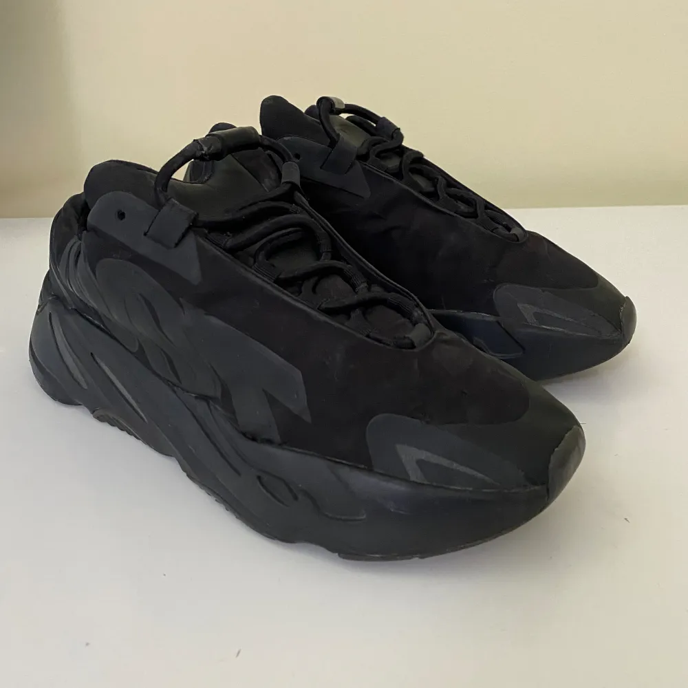 Yeezy 700 MNVN Triple Black i hyfsat skick. Köptes på en second hand i Frankrike fast kom ej till användning. Det låga priset på skorna beror på att de är slitna och då de saknar en skolåda. Kontakta mig gärna ifall du har frågor!. Skor.