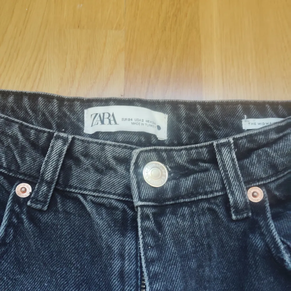 Säljer dessa jeans i storlek 34 från Zara. De är i riktigt bra skick och jag säljer dom för att de inte passar mig längre. Det finns inga fläckar på plagget.. Jeans & Byxor.