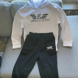 Armani - Det är storlek s hela dressen, är ändå i helt okej skick och använd några gånger bara
