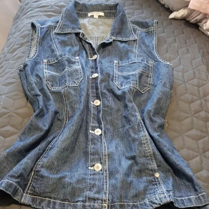 Jeans väst - Jag säljer min jeansväst från brandtex i fin skick storlek 42 passar till 40 också. Finns i Vällingby. 