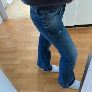 Lågmidjade jeans - Så snygga jeans från Only. Lågmidjade mörkblåa med lite slitningar på benen och längst ner. Storlek 26/30 i nyskick. Kom privat för fler bilder 💙