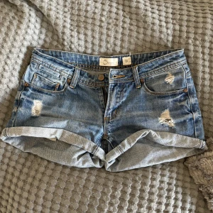 Jeans shorts - Supersnygga lågmidjade jeans shorts. Säljer för att de tyvärr blivit för små. Superbra skick. Storlek 32 men skulle säga att de sitter som en storlek 36