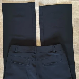 Svarta kostymbyxor från madlady  - Storlek:34, svarta kostymbyxor, 