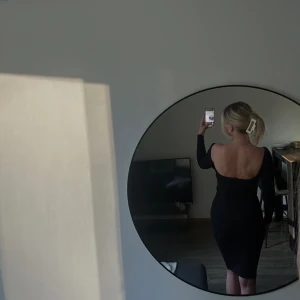 Långklänning  - Säljer denna långklänning från Nelly i storlek xs. Är 173cm lång och har normalt S/M i kläder. Litet hål på vänster Axel men går att sy ihop.