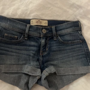 Jeansshorts  - Jättefina jeansshorts från hollistwr som tyvärr inte riktigt är min smak. Dem är väldigt lågmidjade och aldrig använda. Jag är ca 160 och brukar bära xs och dem passar mig. Pris kan diskuteras! ❤️