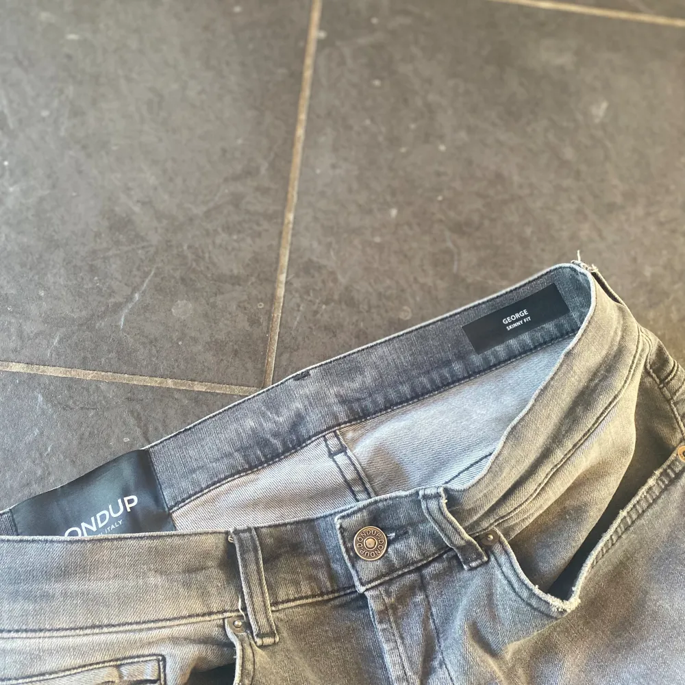 Säljer nu mina riktigt feta dondup jeans i strl 30. Perfekt skick❕ Skicka vid fler funderingar. Jeans & Byxor.