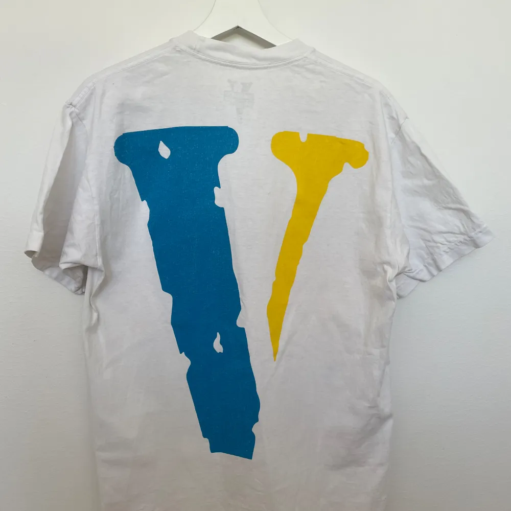 VLONE-tröja med Stockholm-tryck ifrån Asap Rocky konserten i Globen 2019. Gott skick, knappt använd.. T-shirts.