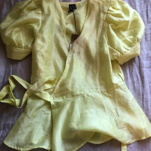 Gul blus - Gul blus som är strl L men känns som M