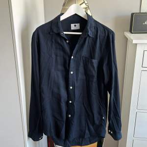 Svart/mörkblå Nn07 skjorta i felfritt skick. Nypris runt 1500kr. Säljes då den ej kommer till användning längre.