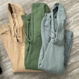 3 luvtröjor - Fint skick. Enfärgade luvtröjor. Pris 120 kr för alla 3