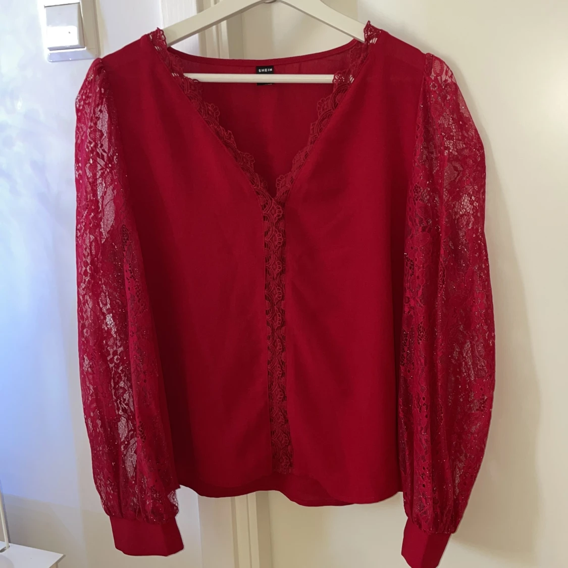 Mörkröd fin blus med spets ärmar - 90