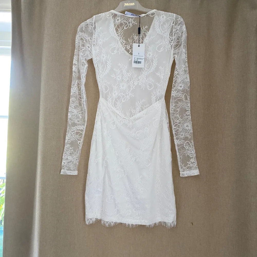 Säljer denna superfina vits spetsklänning då den alldrig kommer till användning. Använd endast en gång, perfekt till studenten! . Klänningar.