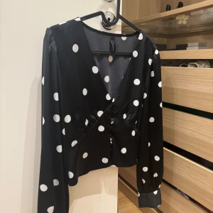 Svart topp - Väldigt fin topp i satin. Passar perfekt till en svart satin kjol tillexempel.  Använd endast 1 gång.  Passar både XS-S