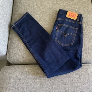 4 st Jens från Levis  - Säljer ett pack med 4 styckna jeans för 200kr. Första är W26 L26 Levis 502 Regular Fit. Andra är W26 L26 Levis 502 Regular Fit. Tredje är W26 L27  Just Junkies Regular fit. Fjärde är W26 L26 Levis 511 smil fit. Går även att köpa styck har av er. 
