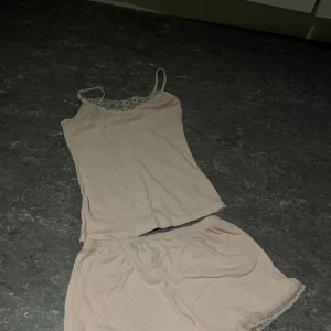 Pyjamas set - Använd fåtal gånger och mest legat i garderoben. 