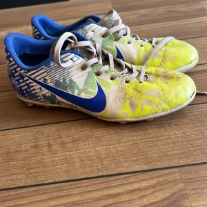 Fotbollskor - Fotbollsskor utomhus. Välanvända