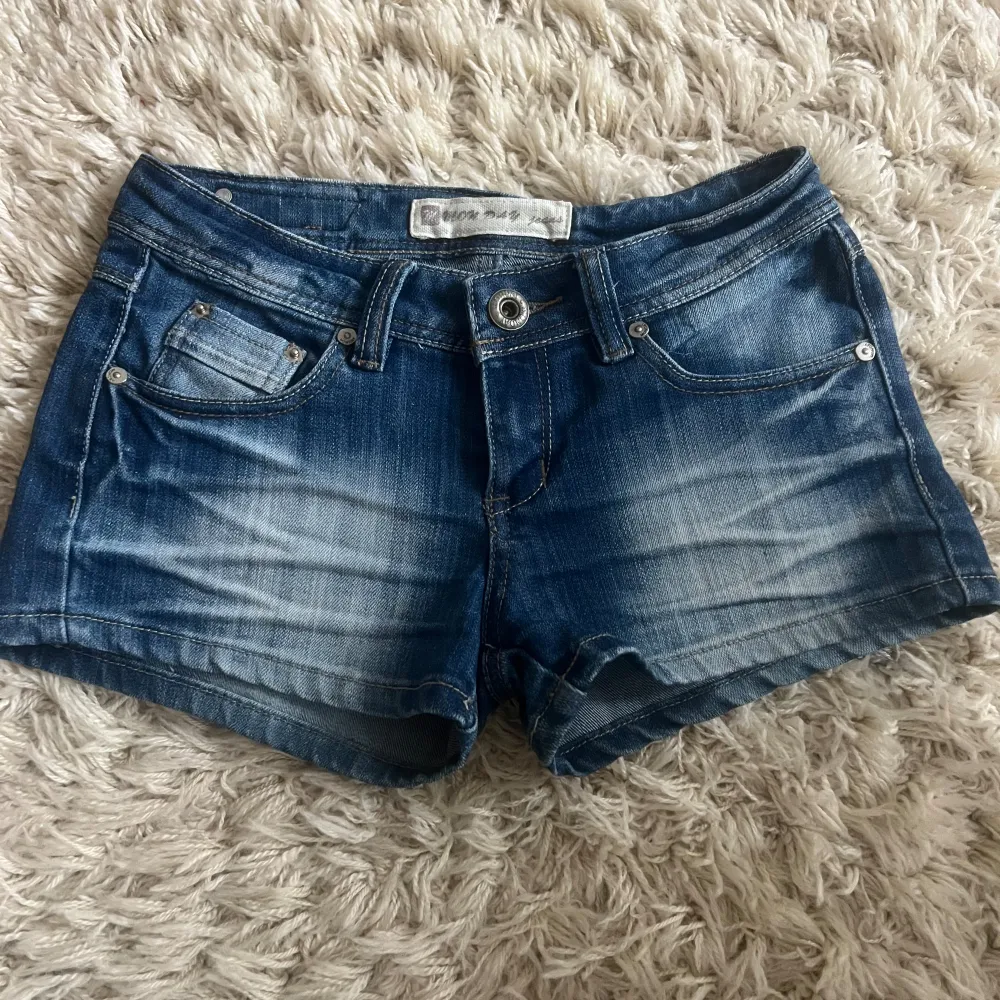 Säljer sjukt fina jeansshorts! De är köpta här på plick, midjemåttet rakt över är ungefär 36 cm och de är såå snygga på! Skriv mer för mer information 💕(en lånad bild) 🥰💘. Shorts.