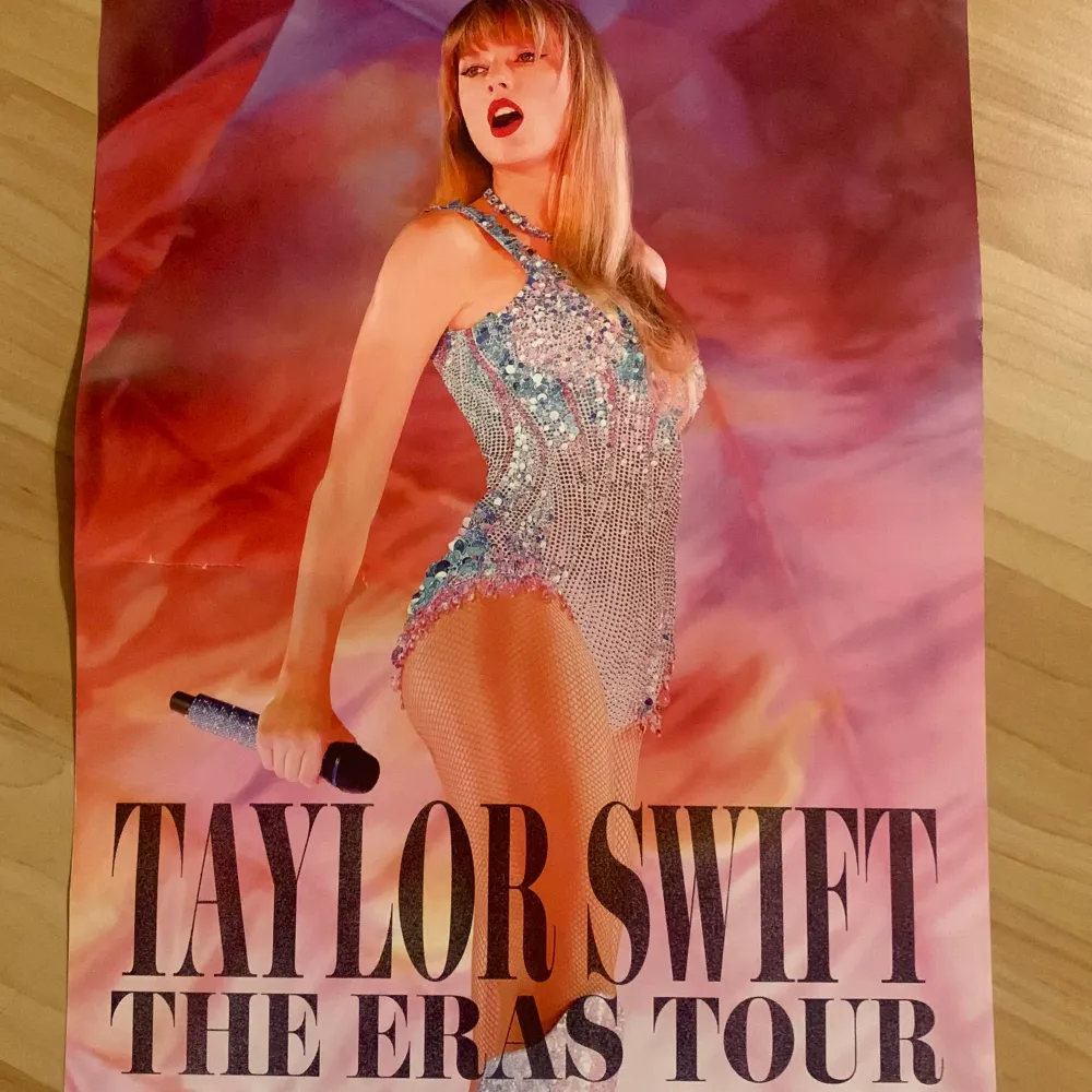 Jättefin Taylor Swift Eras tour poster! Den är ca 41 x 30 cm. Den har en liten skråma, men det är knappt märkbart.. Övrigt.