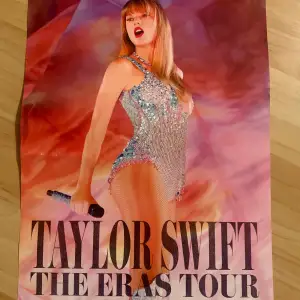 Jättefin Taylor Swift Eras tour poster! Den är ca 41 x 30 cm. Den har en liten skråma, men det är knappt märkbart.
