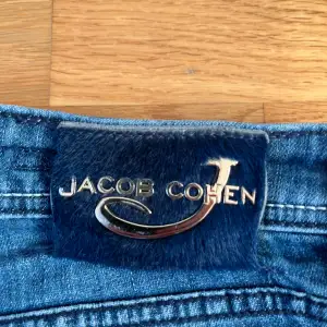Tja, säljer nu ett par snygga Jacob Cohën jeans. Bra skick förutom lite slitage där bak. Storlek 36 men sitter som 33. Om du har en fråga är det bara att skicka ett pm! TAR EJ BYTEN!