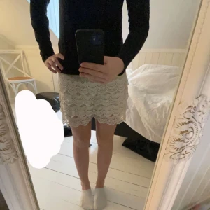 Volang shorts - Säljer dessa superfina volangshorts i strl XXS/140💓jättefint skick & inga defekter, inte alls genomskinliga och är supersköna på🤩kontakta vid frågor! PS: första bilden är lånad! 