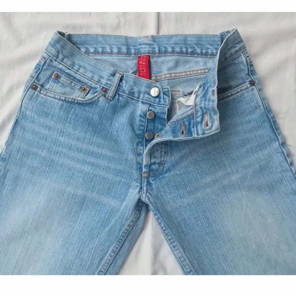 vintage jeans i flare modell från H&M Divided, storlek M. De är uppsydda och midjan är lite insydd bakifrån (går att sprätta upp).  Mått: midja rakt över 36, innerben 69. Jeans & Byxor.